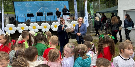 WYSTĘPY DZIECI NA PIKNIKU SPÓŁDZIELNI "NA SKARPIE"